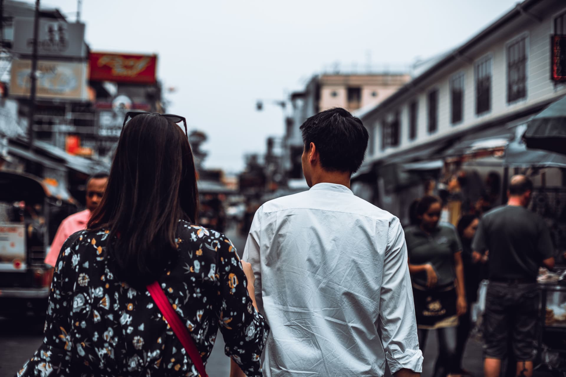 Pejalan kaki menikmati suasana sore di kawasan Malioboro Jogja