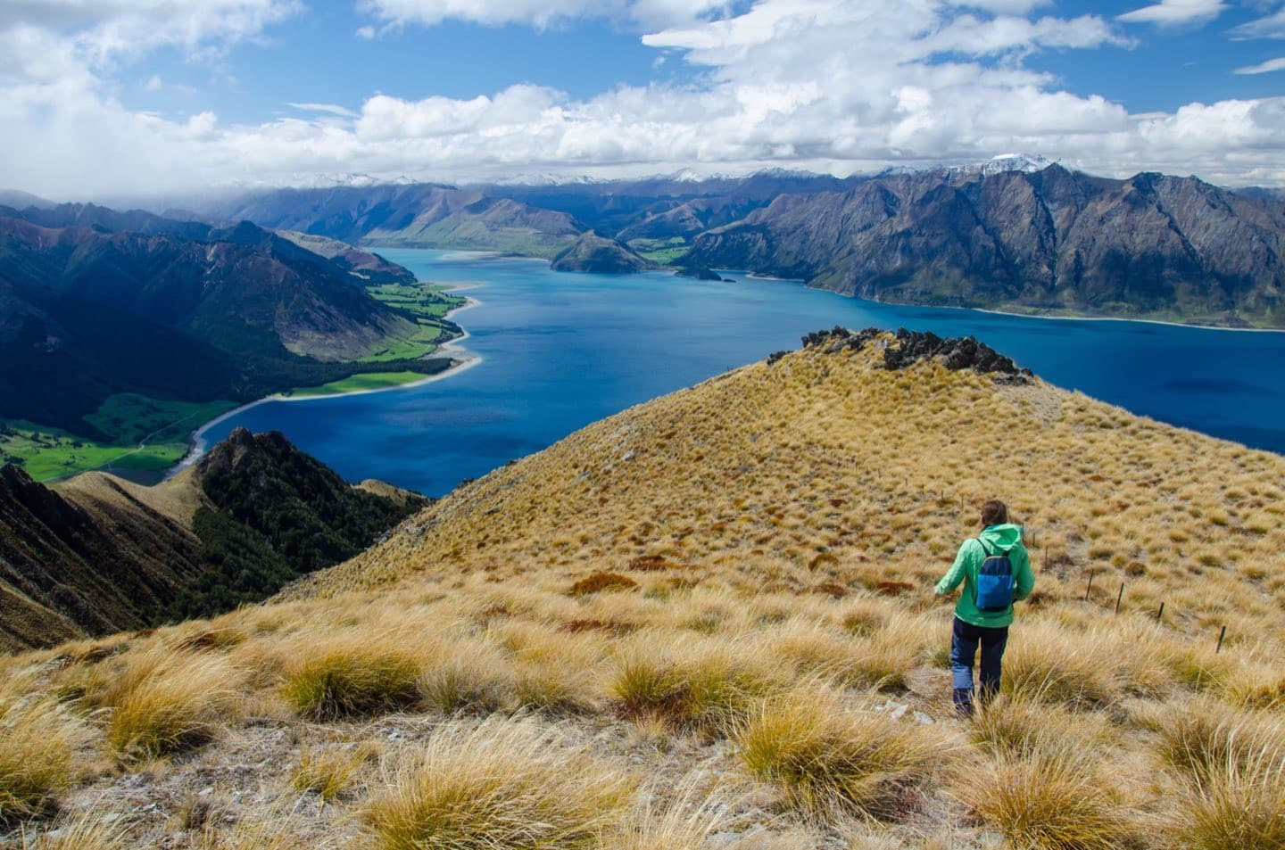 Pemandangan pegunungan hijau yang menenangkan — destinasi weekend getaway favorit dari Jakarta