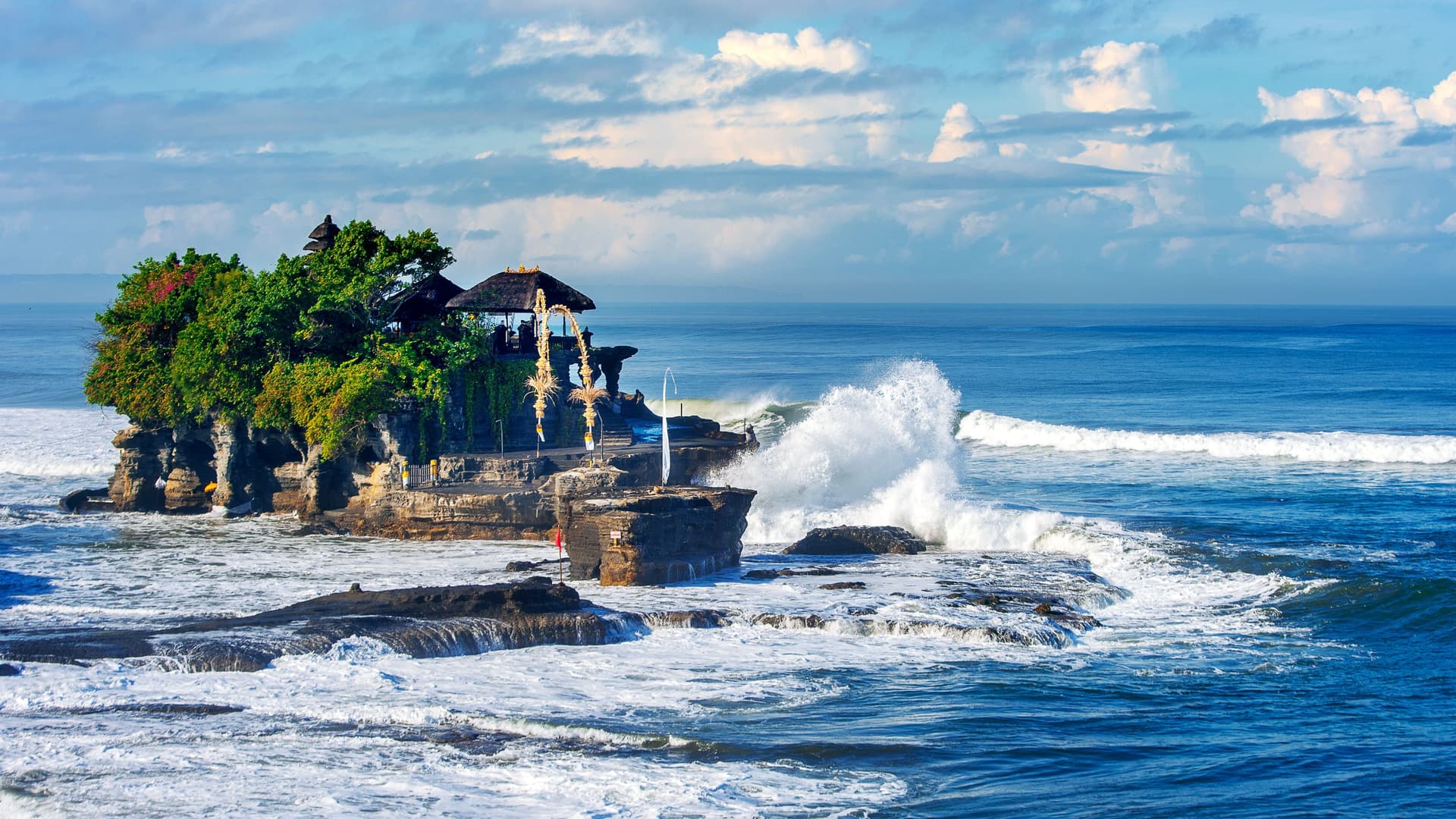 itinerary wisata wellness indonesia - cultural immersion desa bali tanah lot temple wisata budaya lokal