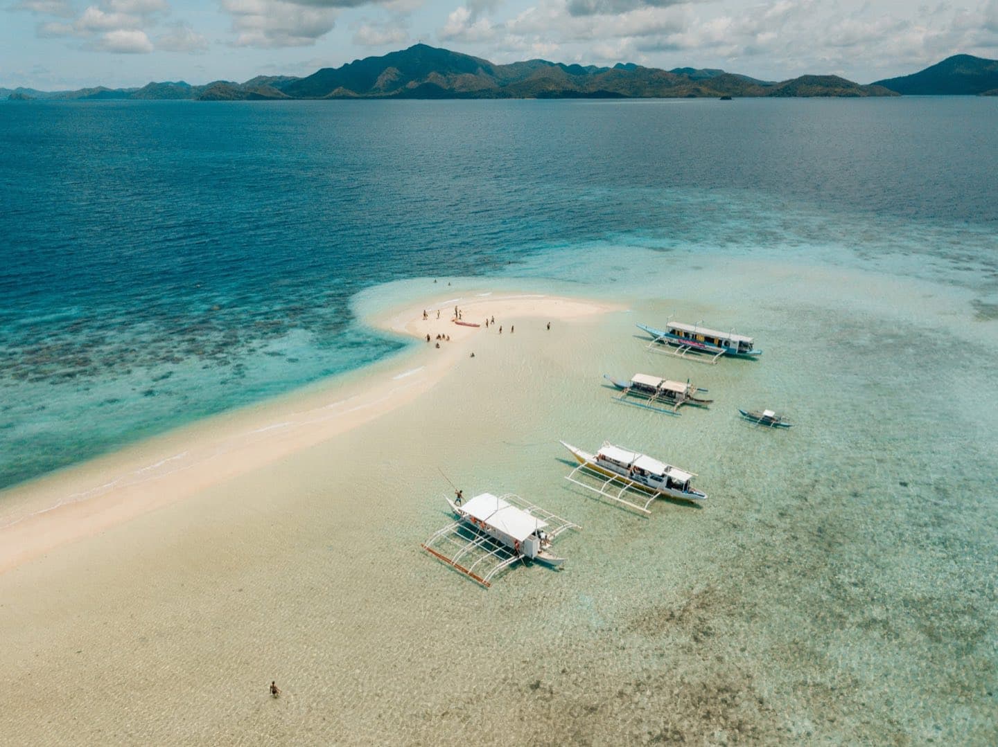 Kapal-kapal wisata berlabuh di perairan biru Taman Nasional Komodo Labuan Bajo