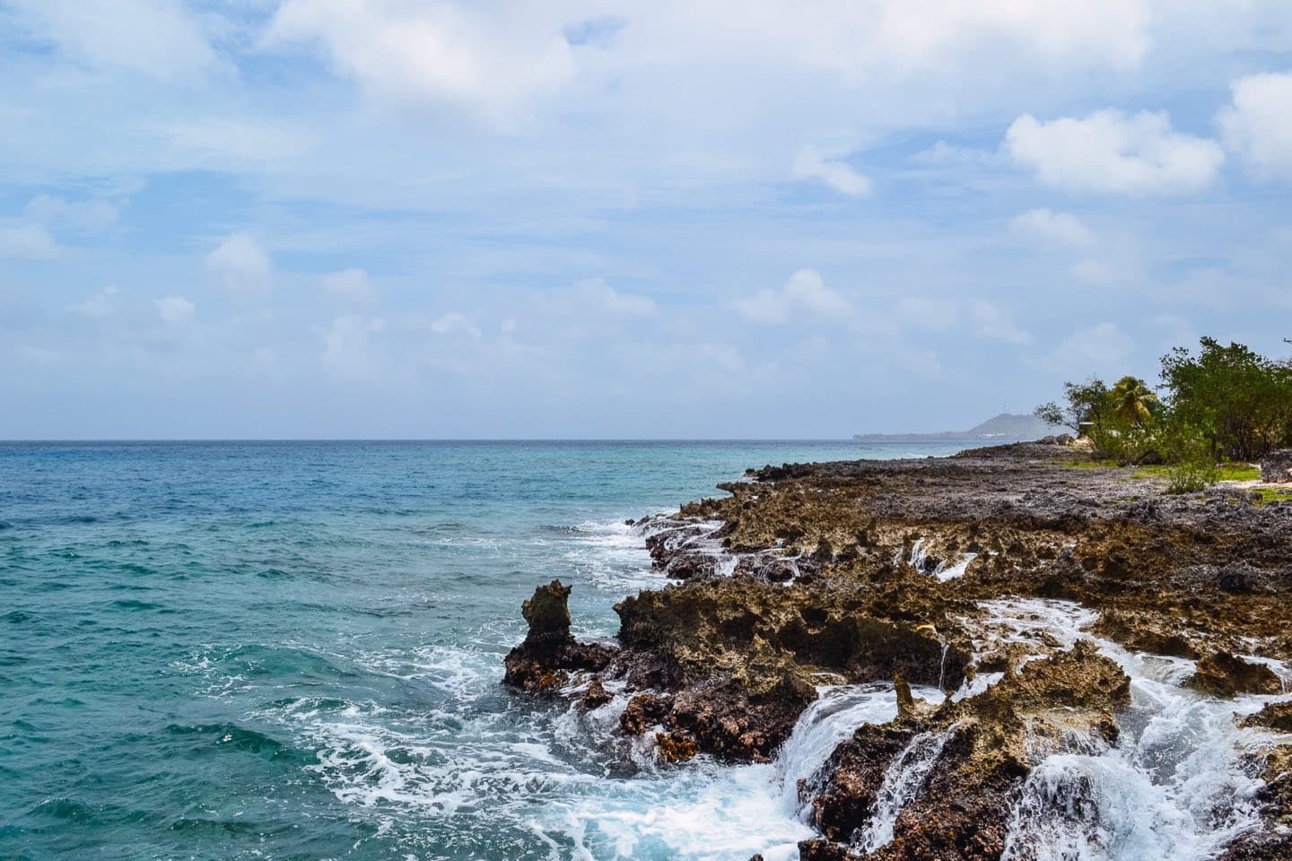Tebing karang dramatis di pesisir pantai selatan Lombok yang eksotis