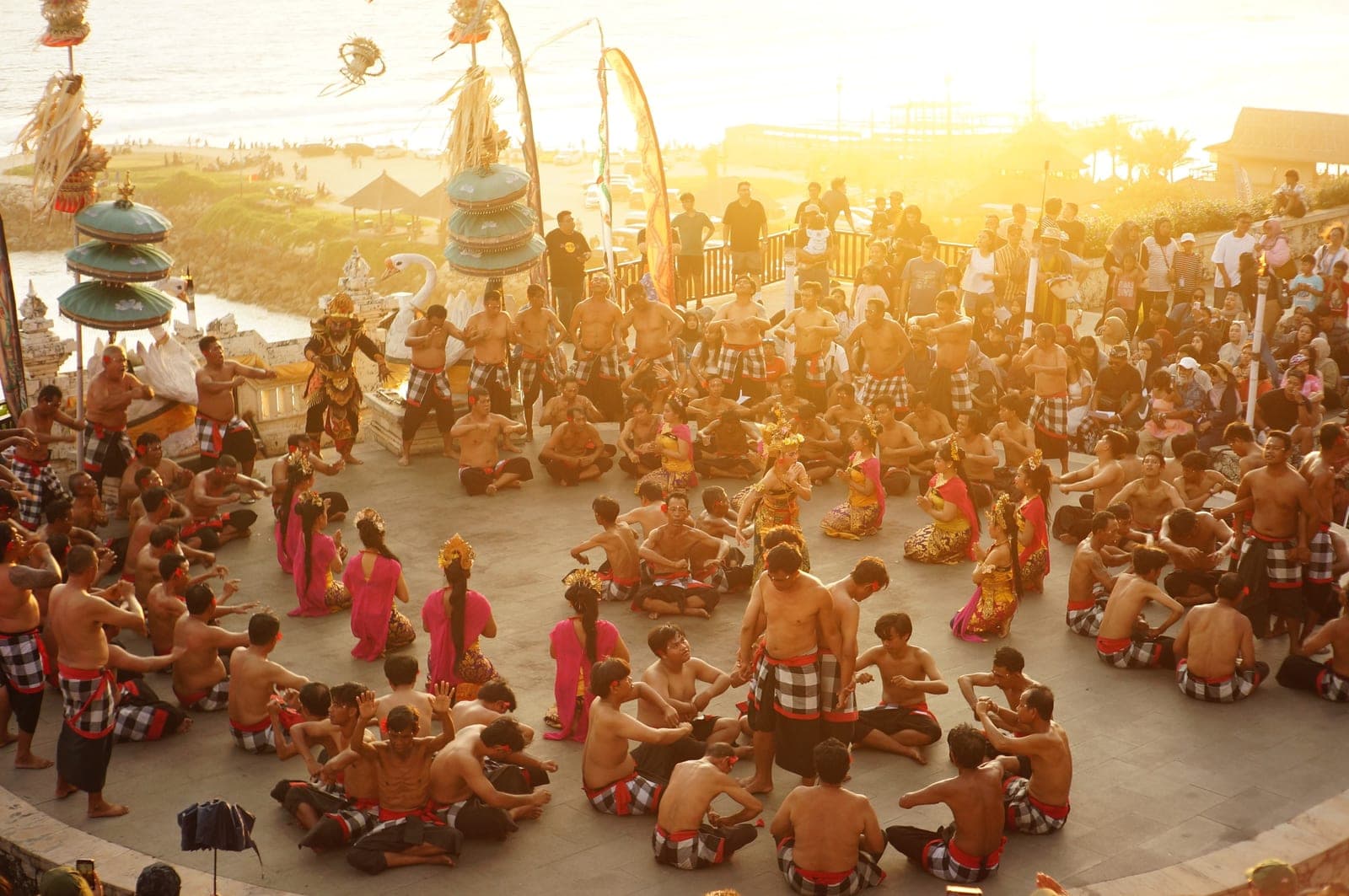 itinerary bali 4 hari 3 malam untuk keluarga - suasana pertunjukan budaya tari kecak khas Bali