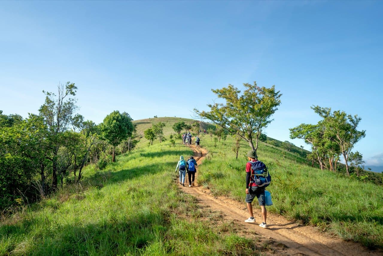 itinerary backpacker petualangan alam indonesia - langkah kaki di rute petualangan terbuka