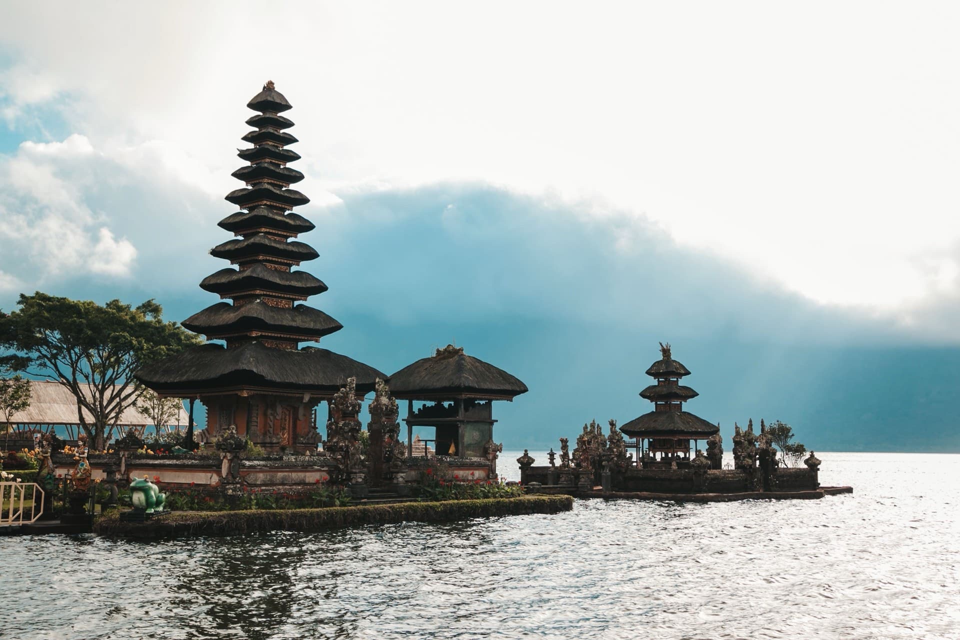 Pura Ulun Danu Bratan yang cantik di tengah danau — salah satu spot romantis di Bali